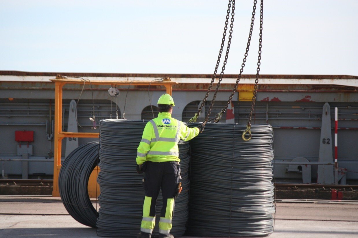 Hamnoperatör vid Mälarhamnar lastar ståltrådsbalar i terminalen.